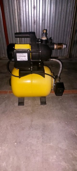 Bomba de presión de agua con depósito