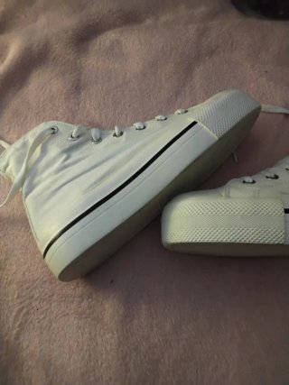 Zapatillas blancas tipo CONVERSE. De Pull&Beer