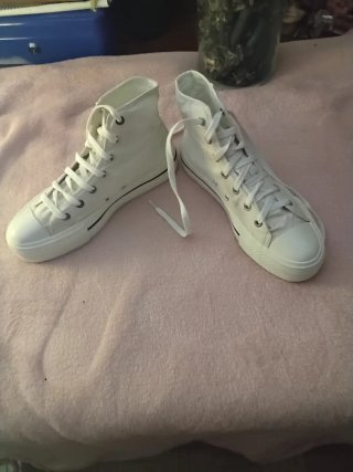 Zapatillas blancas tipo CONVERSE. De Pull&Beer