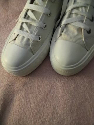 Zapatillas blancas tipo CONVERSE. De Pull&Beer
