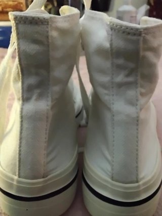 Zapatillas blancas tipo CONVERSE. De Pull&Beer