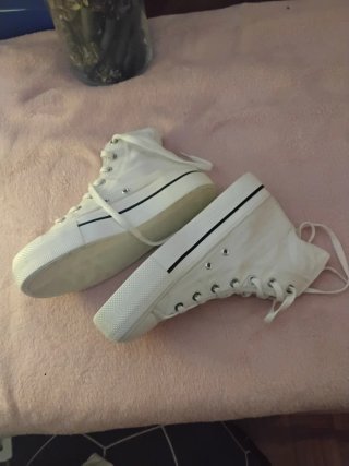 Zapatillas blancas tipo CONVERSE. De Pull&Beer