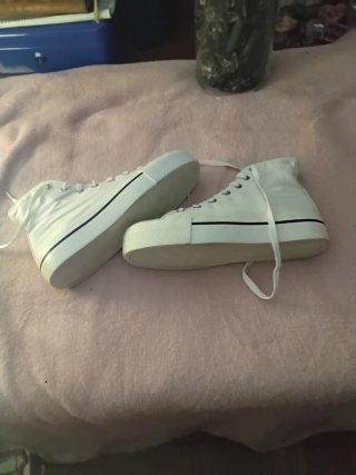 Zapatillas blancas tipo CONVERSE. De Pull&Beer