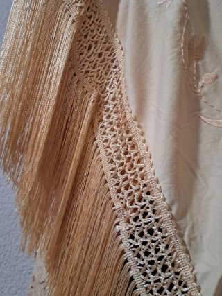 Manton Beige y Dorado