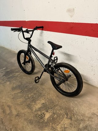 Bicicleta BMX Decathlon gris