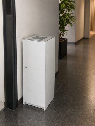 Papelera moderna blanca con tapa de cristal
