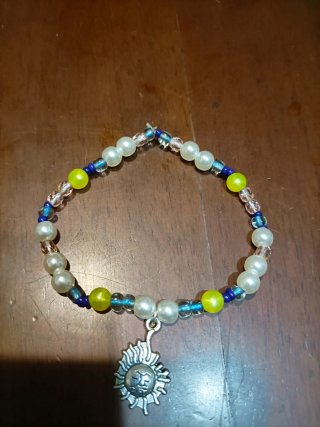 Bracciale perline con ciondolo sole