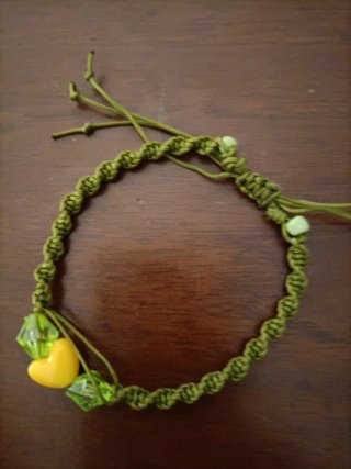 Bracciale corda verde con ciondolo cuore giallo