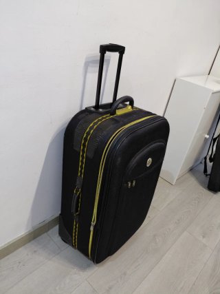 Maleta grande con ruedas negra