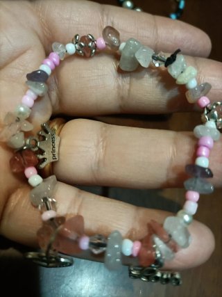 Bracciale con pietre naturali e ciondoli