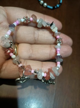Bracciale con pietre naturali e ciondoli