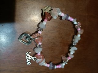 Bracciale con pietre naturali e ciondoli