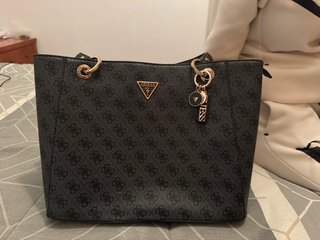 Bolso Guess Negro con Logo Dorado