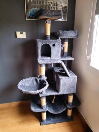 Árbol rascador para gatos gris