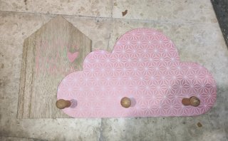 Perchero nube rosa y madera