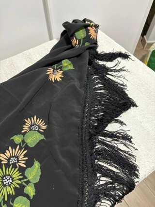 Mantoncillo negro con flores