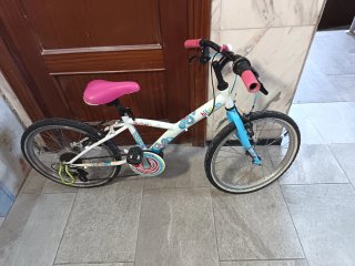Bicicleta infantil blanca y azul