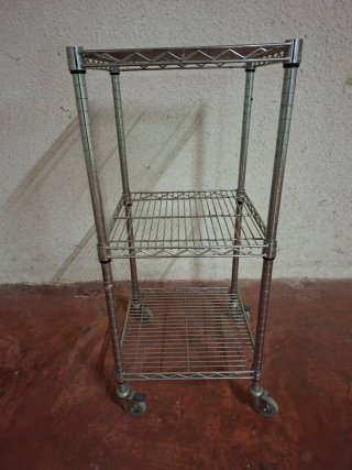 Estantería metálica con ruedas