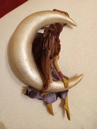 Figura Hada Sentada en Luna