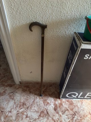 Bastón de madera con empuñadura curva