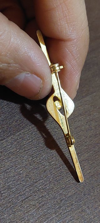 Spilla vintage elegante dorato con pietra verde
