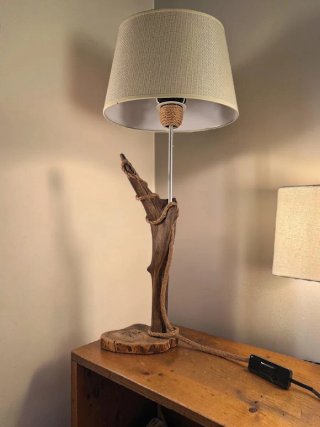 Lámpara de mesa artesanal de madera