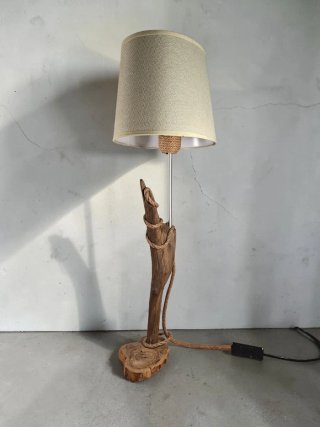 Lámpara de mesa artesanal de madera