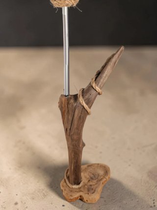 Lámpara de mesa artesanal de madera