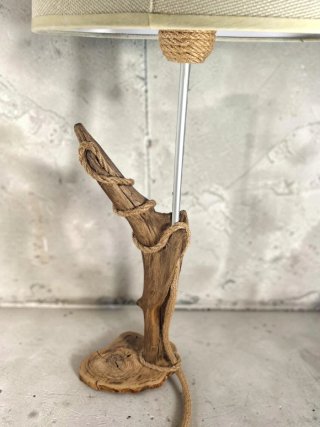Lámpara de mesa artesanal de madera