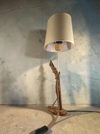 Lámpara de mesa artesanal de madera