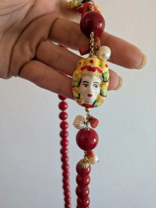Collana con teste di moro rosse