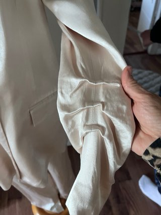 Traje Zara raso beige
