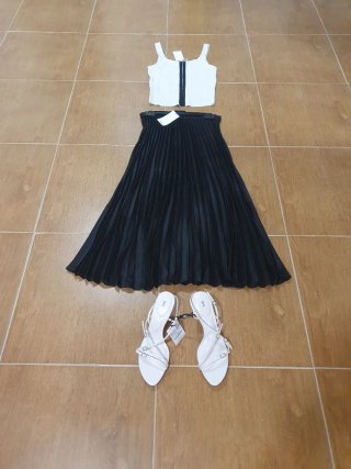 Conjunto Top Blanco y Falda Plisada Negra