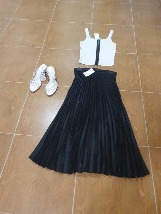 Conjunto Top Blanco y Falda Plisada Negra
