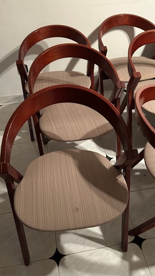 Seis sillas de madera y tela