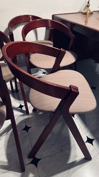 Seis sillas de madera y tela