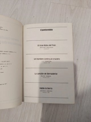 Tomo con varias novelas, selección readers digest