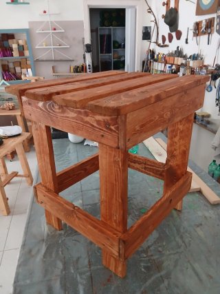 Sgabello in legno multiuso