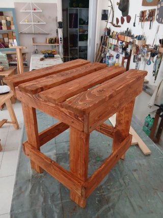 Sgabello in legno multiuso
