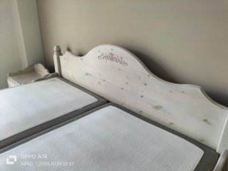 Cama doble de pino con mesitas