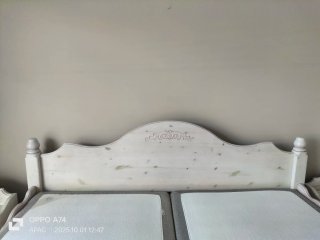 Cama doble de pino con mesitas