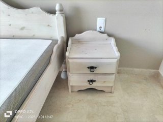 Cama doble de pino con mesitas