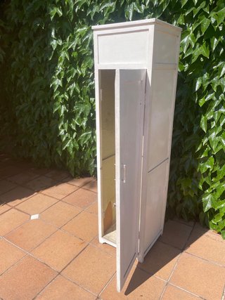 Alacena de madera blanca