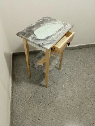 Mesita de noche única diseño en resina y madera