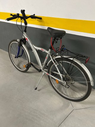 Bicicleta de paseo plateada