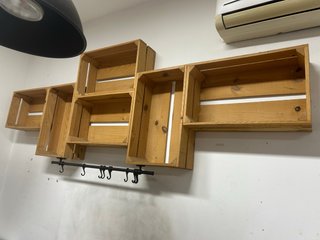 Conjunto de cajas de madera con colgador
