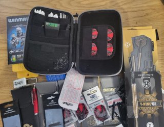 Gran lote de artículos para dardos: diana, funda..