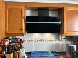 Instalación de termo, campana de cocina y encimera