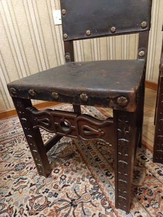 Sillas antiguas de madera y cuero