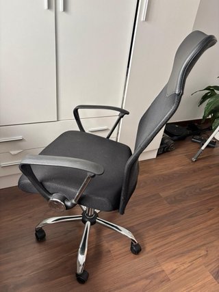 Silla de oficina ergonómica negra